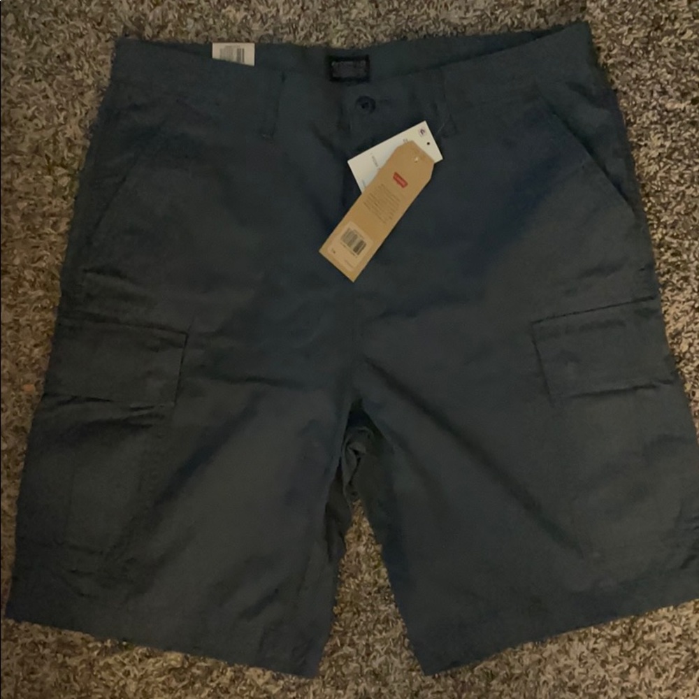 Men’s 34 waist Levi cargo shorts asking 35